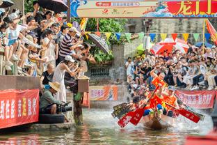 Lông mày rậm: Mặc áo bóng rổ của người Hồ thì phải chịu nhiều đả kích hơn, mọi người dùng kính hiển vi để kiểm tra các bạn.